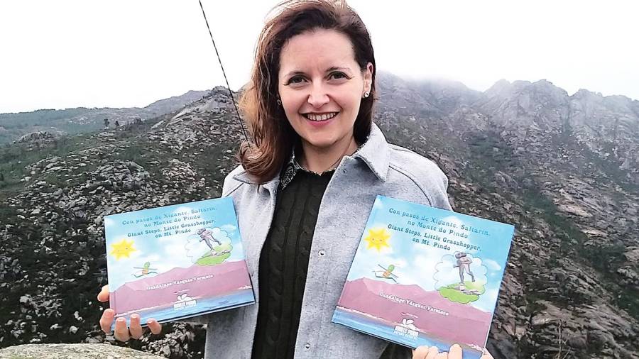 Guadalupe Vázquez co novo libro fronte ao mítico Monte Pindo. Foto: M. S.