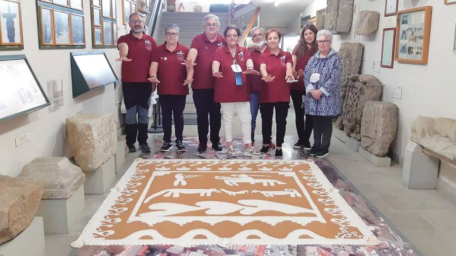 Miembros de la Federación de Alfombristas de Galicia con la alfombra diseñada para el evento. Apatrigal