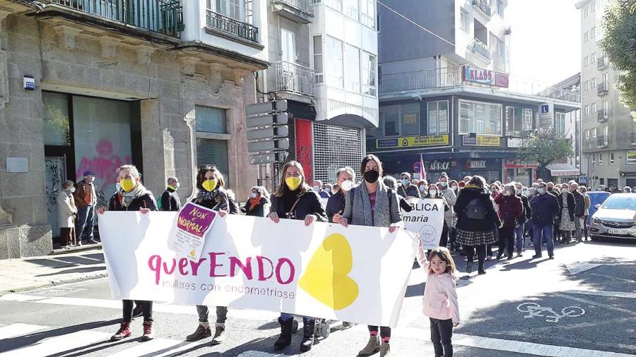 Socias de QuerENDO na manifestación pola defensa da sanidade pública, en novembro de 2021, en Santiago. Foto: QuerENDO
