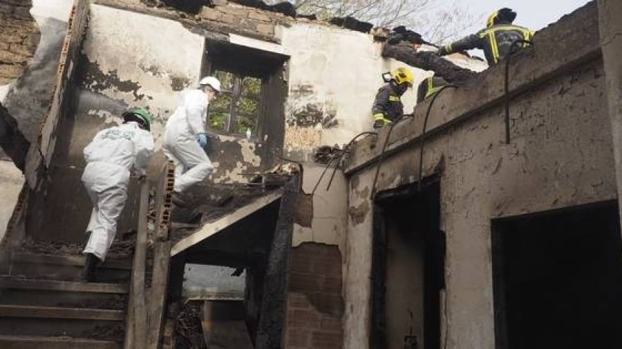 Localizan tres cadáveres en el desescombro de una vivienda calcinada en Vilalba