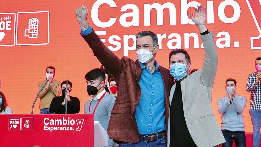 Sánchez, junto al candidato socialista a la presidencia de Castilla y León. Foto: Claudia Alba/E.P.