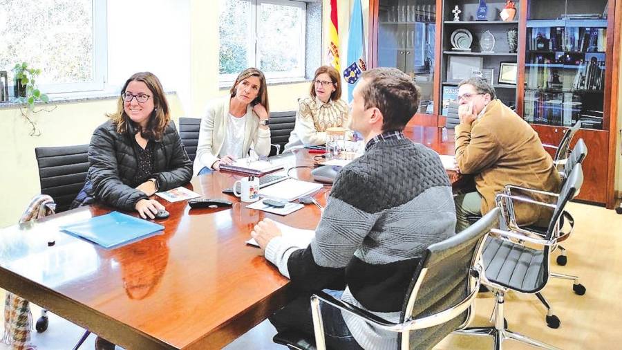 encuentro. La directora de Augas de Galicia, Teresa Gutiérrez, primera por la derecha, en la reunión de la Oficina Técnica da Seca. Foto: E.press