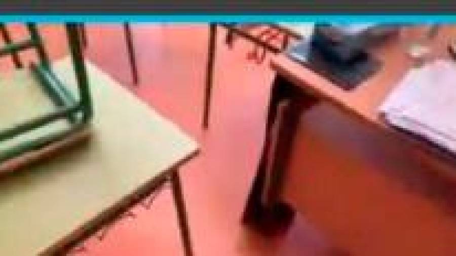 Ejemplo de la distancia inexistente entre la mesa del profesor y el pupitre de un alumno.