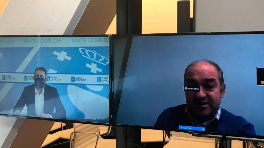 Gonzalo Trenor, izquierda, en la videoconferencia para confirmar la concesión de la ayuda al regidor de Rois, derecha, Ramón Tojo. Foto: XDG 
