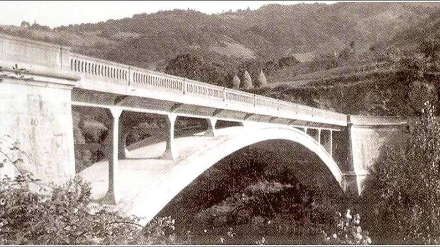 VIADUCTOS. Imagen del viaducto de la línea de ferrocarril de A Rasa realizada en el año 1931. Fotos: F. Gómez y Cía.