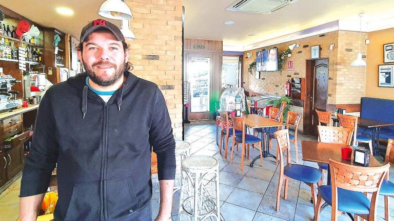 Carlos Rodríguez en las instalaciones de la cervecería Manu, en O Montouto, en el municipio de Teo, en donde ofrece desde desayunos a raciones y sus mojitos con un toque especial.
