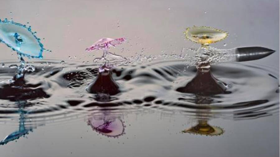 Esta imagen de una bala atravesando tres gotas de agua tintadas no sería posible sin la tecnología. (Fuente, www.xatakaciencia.com. Imgaen, Alexander Augusteijn)