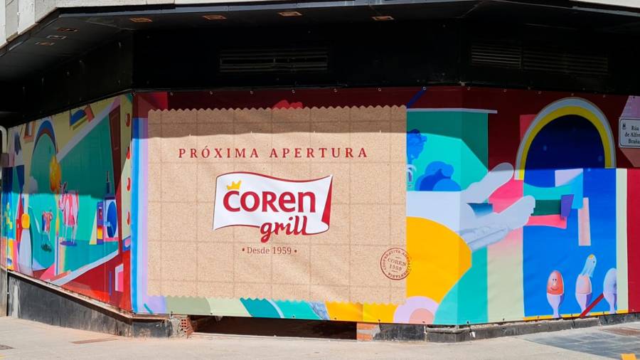 Fachada del nuevo local de Coren Grill en Compostela, con la lona de arte urbano que cubre la obra