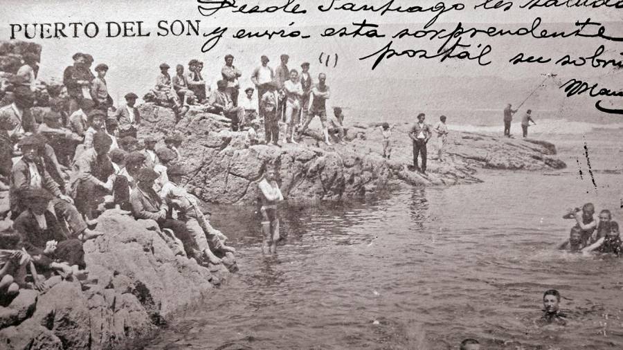 Vecinos de la villa bañándose en la Sagrada. Foto: Archivo del Padre Gaite