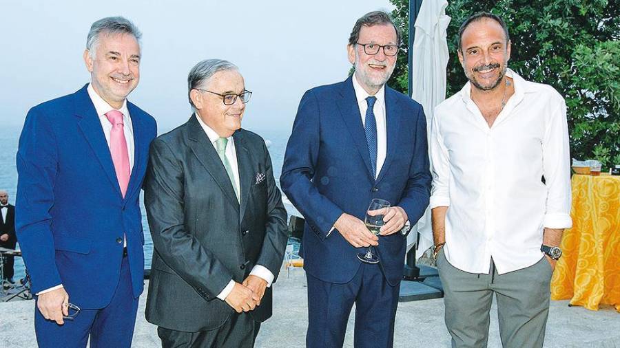 Jenaro Castro, por la izquierda, con Alberto Barciela, Mariano Rajoy y Roberto Vilar