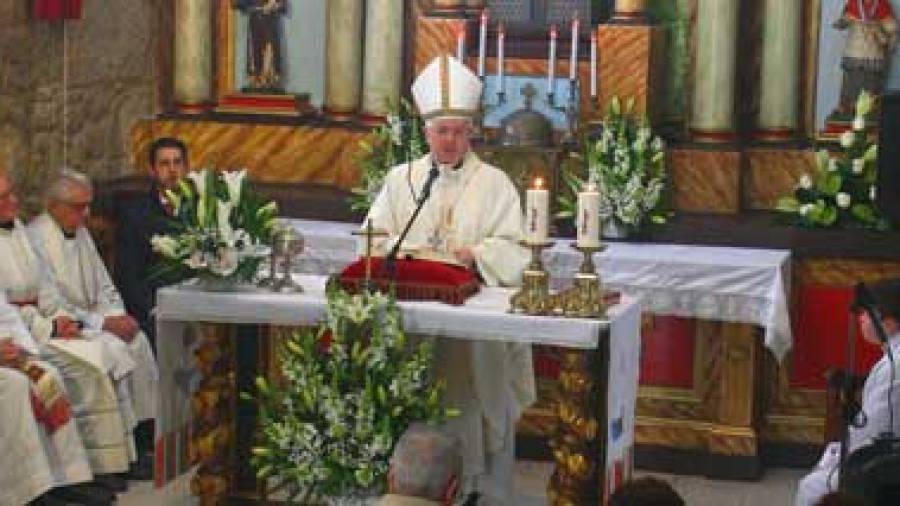 Monseñor Julián Barrio bendijo la nueva tribuna de la capilla sonense de Loreto