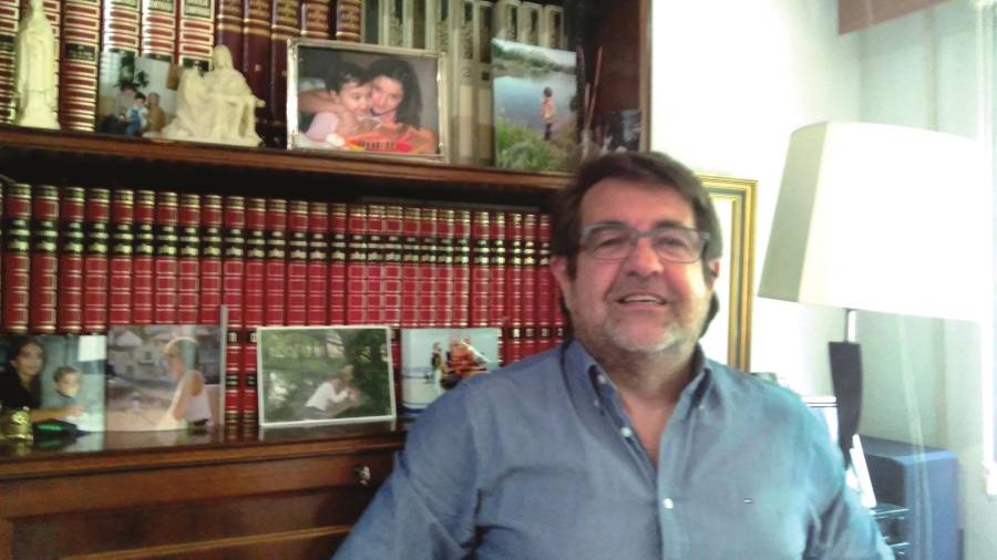 Alfonso Villagómez, en su casa en Madrid, donde pasa el confinamiento dedicado, según revela él mismo, a trabajar, leer y escribir.