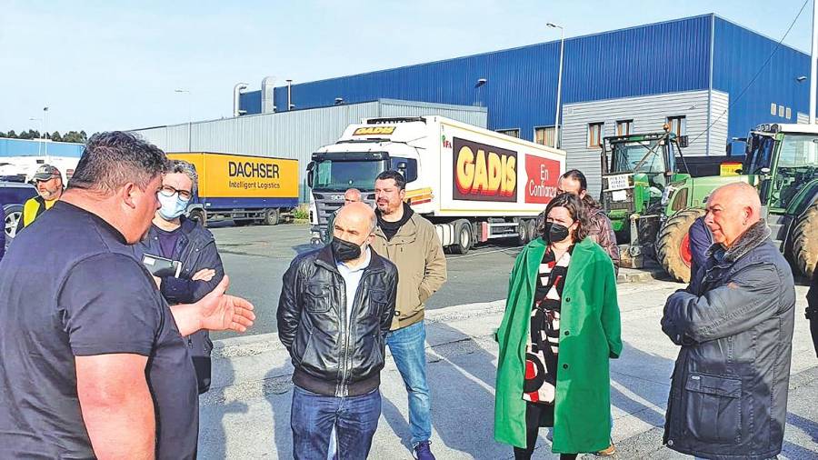 Trabajadores del transporte gallego en paro explican la situación al diputado del BNG, Néstor Rego, en un poligono industrial de Narón. Foto: Gallego