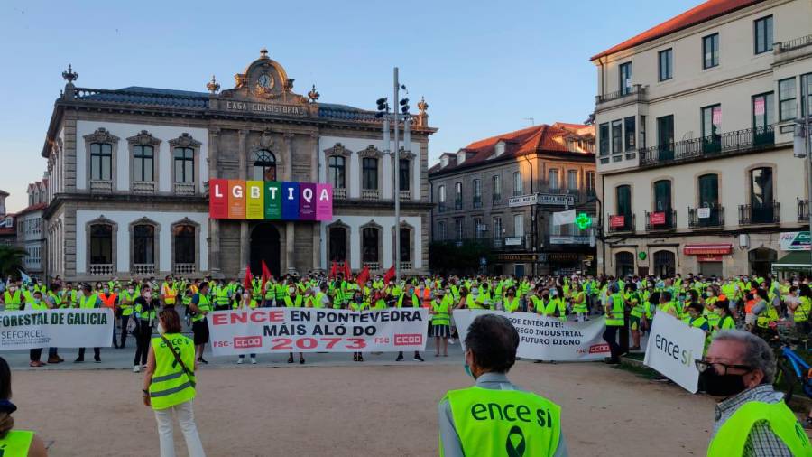 Los trabajadores de Ence en el momento final de la marcha que les llevó hasta la casa do Concello en Pontevedra en demanda de un futuro. Foto: CCOO