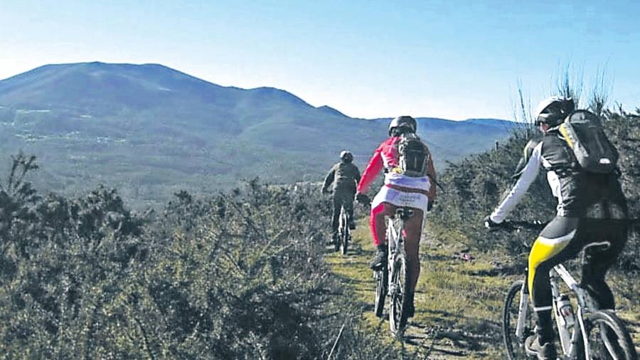Uns ciclistas percorrendo un dos montes da Estrada, nos que se pode desfrutar de varias rutas tanto a pé como en bicicleta. Foto: elcaminodelaplata.com
