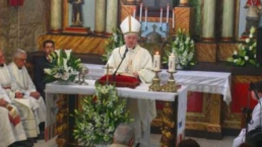 Monseñor Julián Barrio bendijo la nueva tribuna de la capilla sonense de Loreto