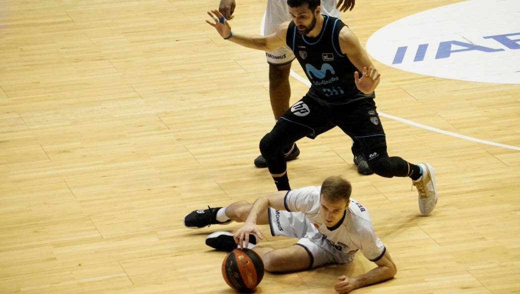 Beliauskas protege el balón desde el suelo ante Cvetkovic. Foto: Fernando Blanco