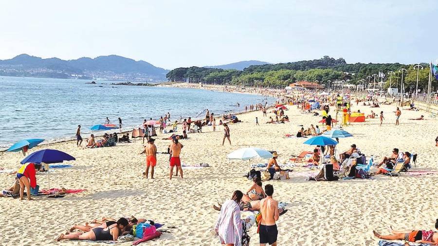 temperatura agradable de 21 grados en la playa de Samil de Vigo, ayer a las 20.00 horas. Foto: A.P.