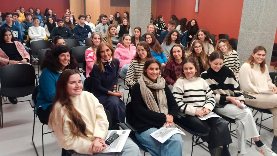 Estudiantes del CM Arosa durante la conferencia de Carmen Pomar
