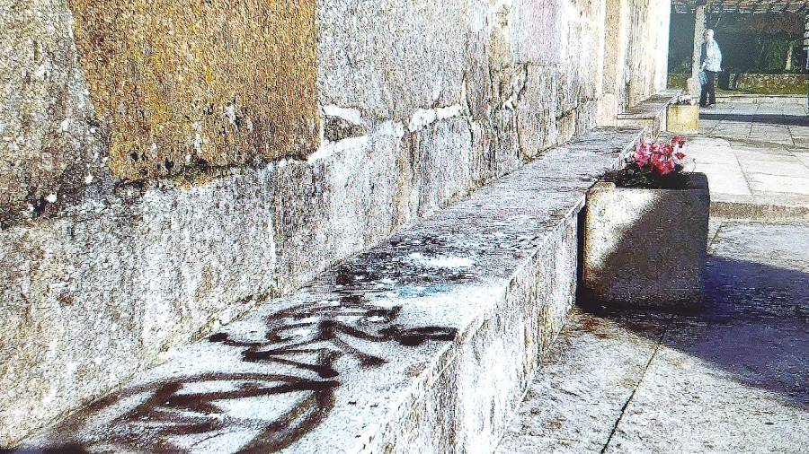 Imaxe de arquivo dunhas pintadas nos bancos de pedra do Pazo da Peregrina. Foto: CDA