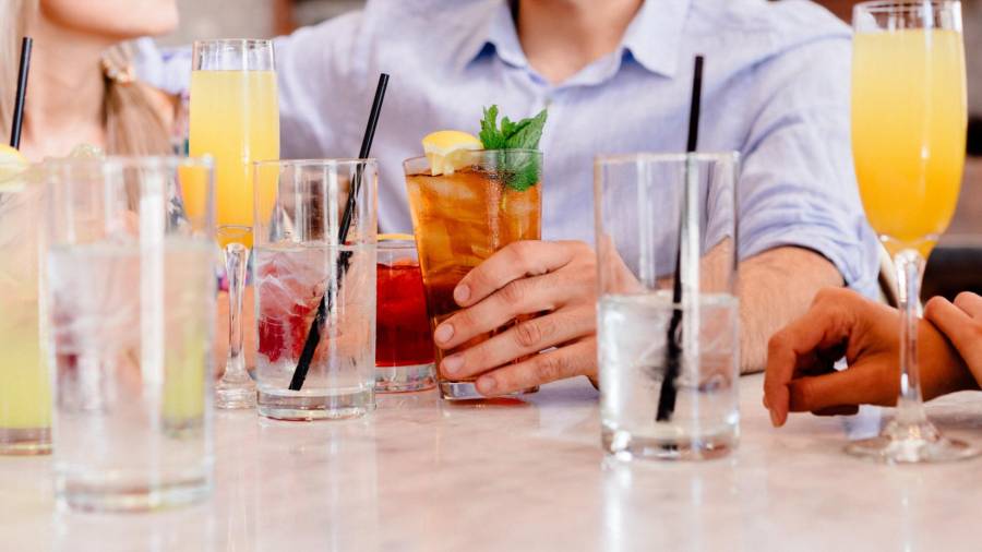 El consumo de alcohol aumenta un 70% los fines de semana según un estudio coordinado por la USC