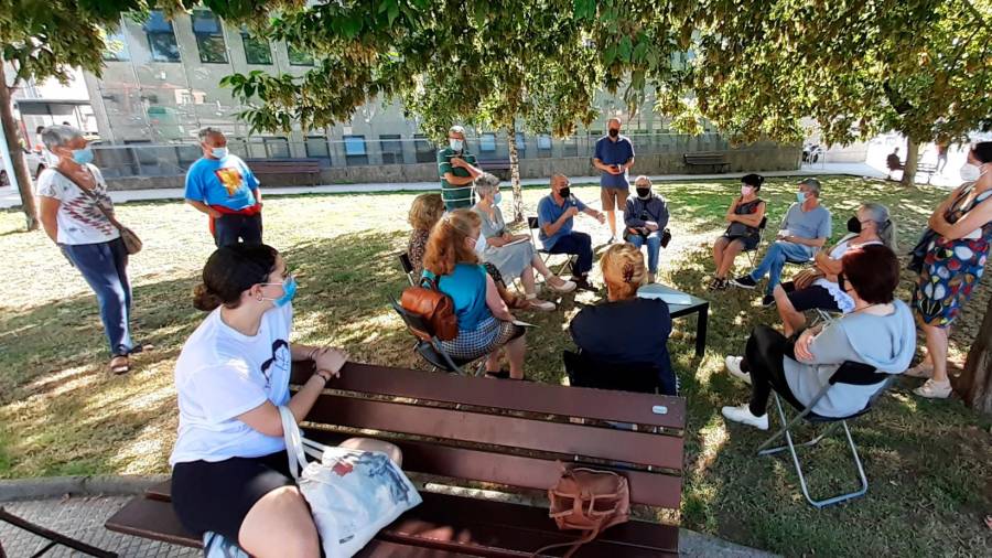 en a coruña. Francisco Jorquera habla con un grupo de usuarios de la sanidad durante la reunión en O Ventorrillo.