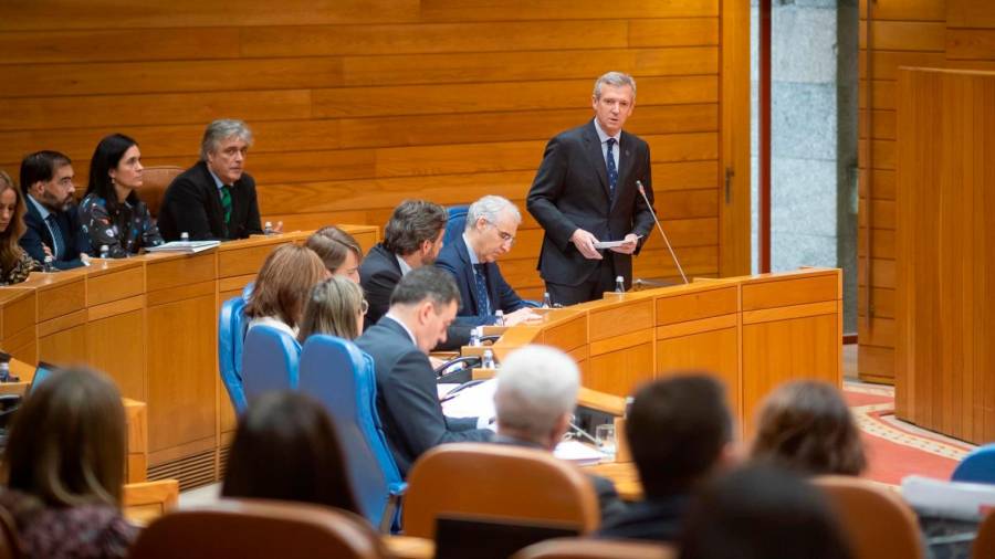 Rueda, en la sesión de control de la Cámara autonómica. - Xunta de Galicia