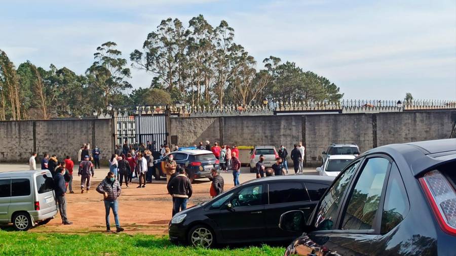 Vecinos de Castiñeiras ayer en la entrada del camposanto a la espera de noticias. Foto: ECG
