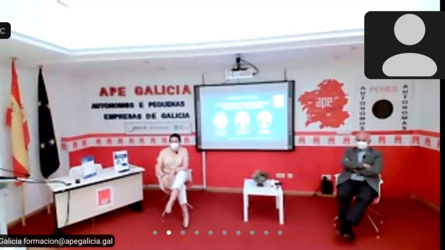 Sonia Acuña, a la izquierda, y Jose Ramón Caldas, presidente de APE Galicia, en el webinario
