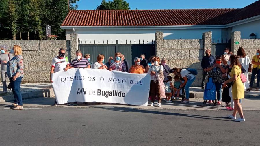 Detalle de algunos de los vecinos movilizados en Bugallido con su pancarta. Foto: VDB