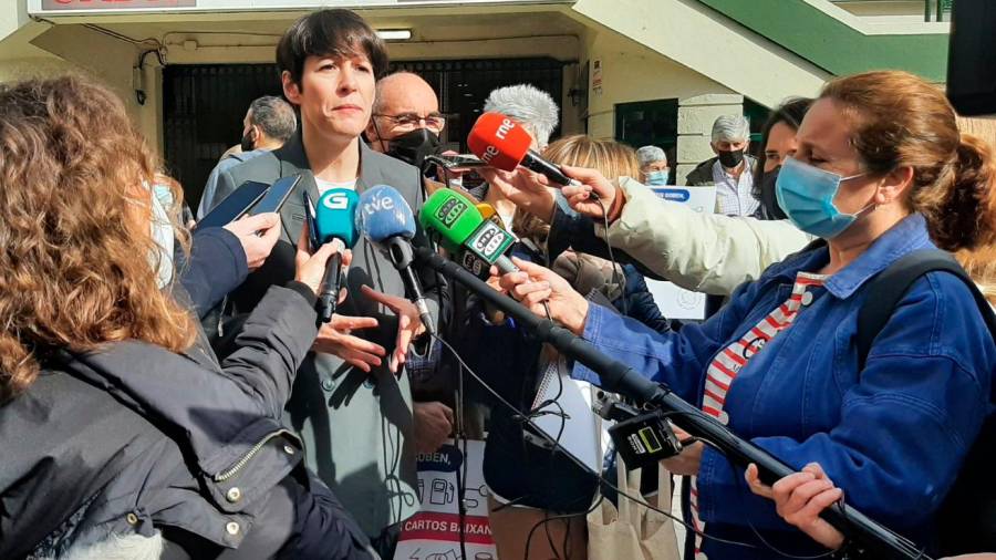 Anta Pontón en declaracións aos medios na campaña do BNG de mobilización ante a escalada de prezos, esta mañá na Coruña. Foto: Gallego.