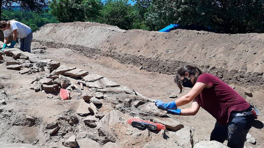Arqueólogas traballando na segunda das murallas atopadas no castro. Foto: Casa do Patrón
