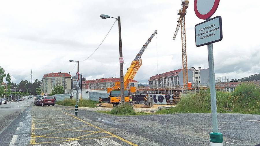 Obras no entorno da Travesía do Porto do Milladoiro nesta mesma semana. Foto: CG