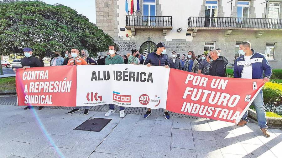 Operarios de Alu Ibérica no cejan en su lucha y se manifestaban ante la sede de la Delegación del Gobierno. Foto: Gallego