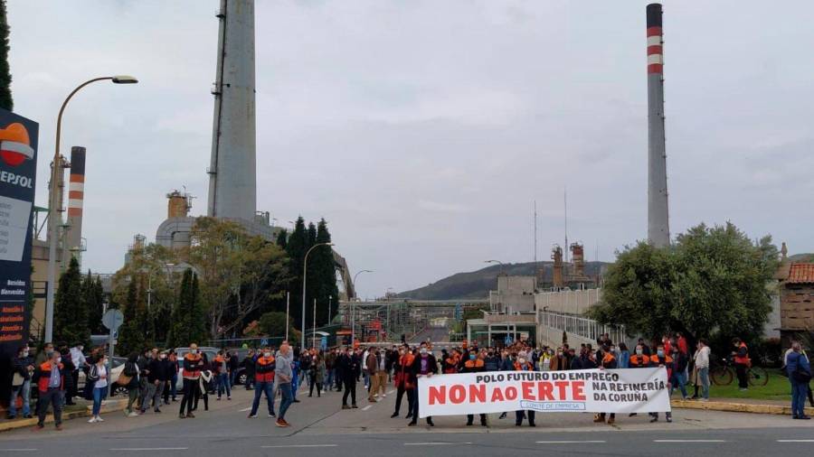 Trabajadores de la refinería de A Coruña en una movilización contra el ERTE. Foto: CIG