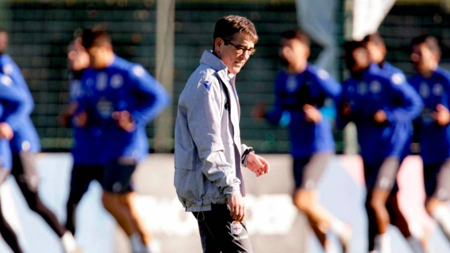 AL MANDO Fernando Vázquez, en un entrenamiento del Deportivo. Foto: Cabalar/EFE