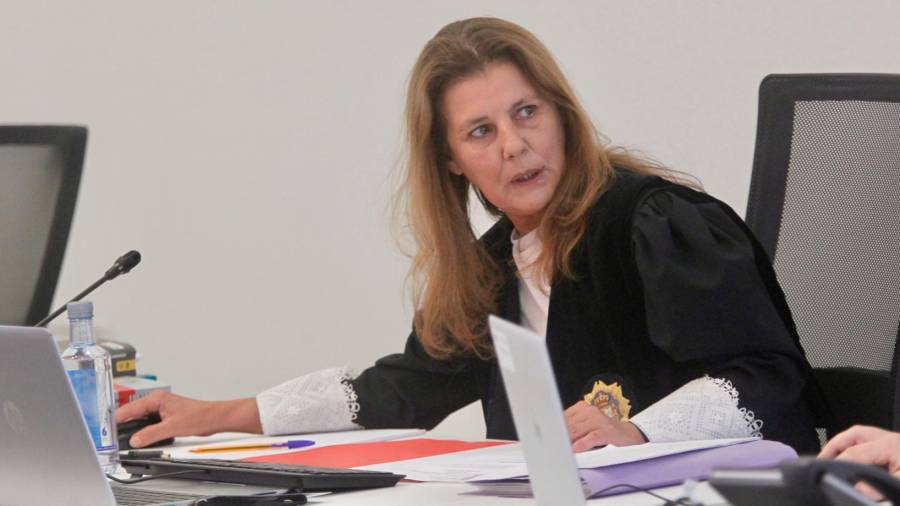 MUY ATENTA María Elena Fernández Currás en tres de las sesiones del juicio en el Gaiás. Foto: Fernando Blanco