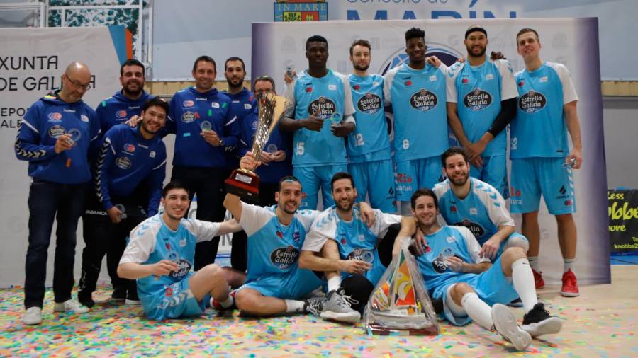2018 Los jugadores del Breogán, con el título de 2018, que le ganaron al Obra. Foto: Fegaba