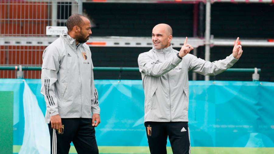 PLENO El español Roberto Martínez, derecha, y el francés Thierry Henry, izquierda, lideran el cuerpo técnico de Bélgica, que ha ganado sus tres encuentros. Foto: DPA Europa Press