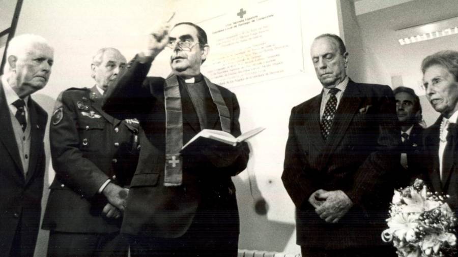 INAUGURACIÓN de la sede en Fontiñas(10/06/1993). Desde la izquierda: Jesús Vázquez Pazos (vicepresidente 3º de la Asamblea), Raimundo García Veiga (capellán), Manuel Fraga (presidente de la Xunta) y Chocha Bescansa (presidenta Cruz Roja de Santiago). Foto: ECG