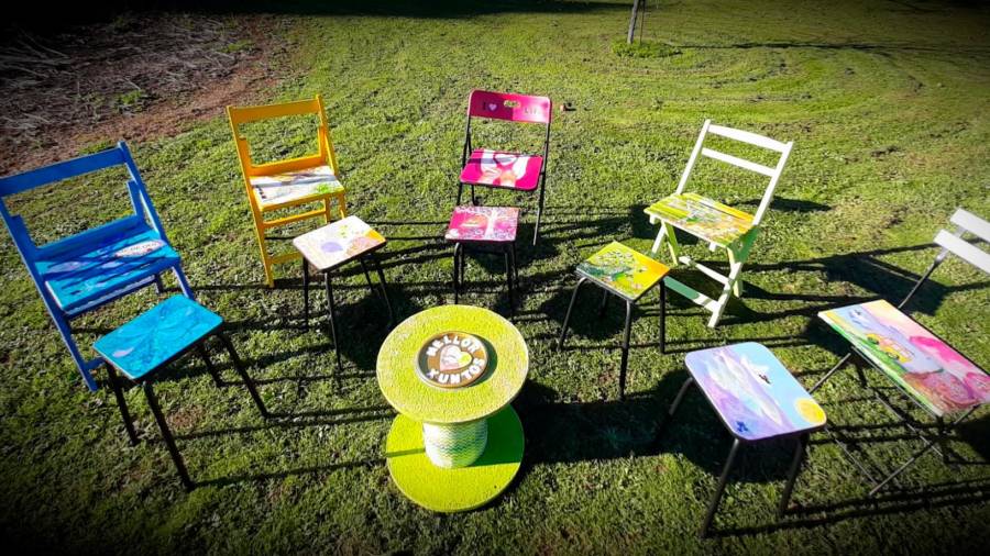 Nova imaxe das cadeiras e banquetas que Loli España transformou con pintura. Foto: cedida.