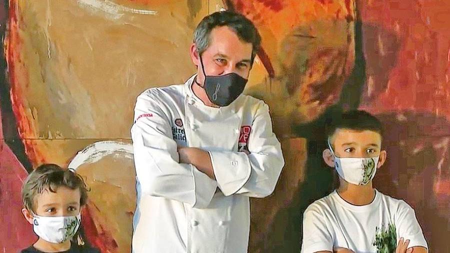 El chef Javier Olleros con el niño Hugo de Brión, a la derecha, en Culler de Pau. Foto: TVG
