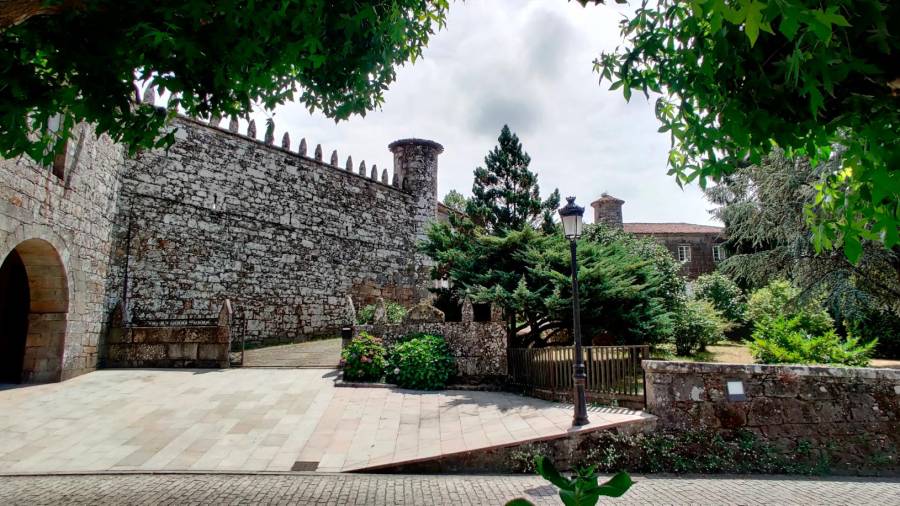 Antiga muralla do Pazo rodeada de amplios xardíns. Foto: Concello de Negreira.