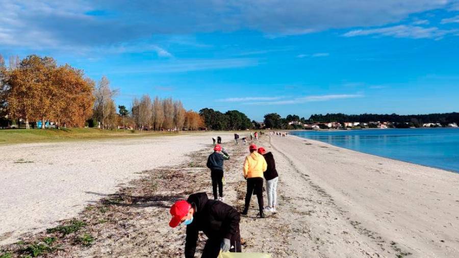 Voluntarios recogen residuos en la playa boirense de Barraña