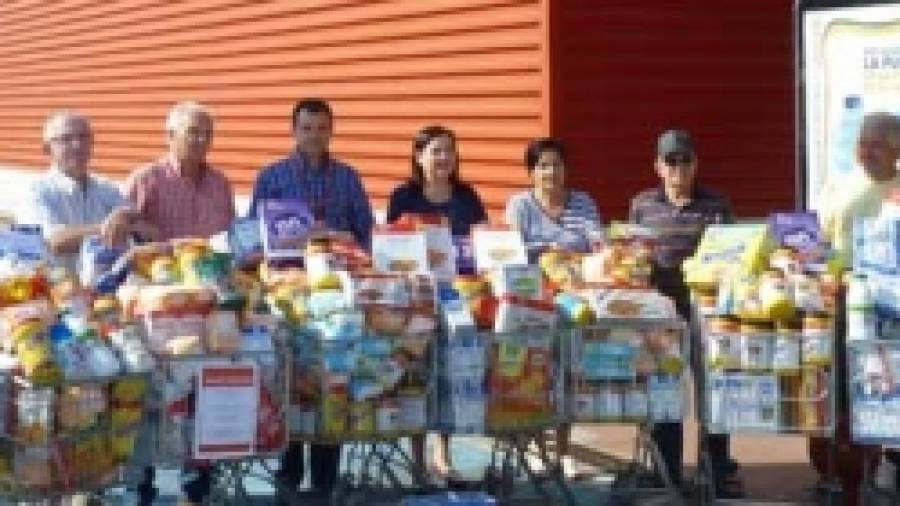 Eroski Noia recoge en diez días más de mil kilos de alimentos para Cáritas