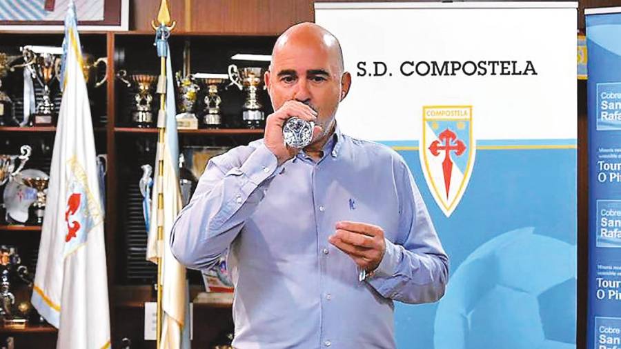 EL EX PRESIDENTE del Compostela Antonio Quinteiro en su etapa anterior en el club compostelano. Fotografía: G.