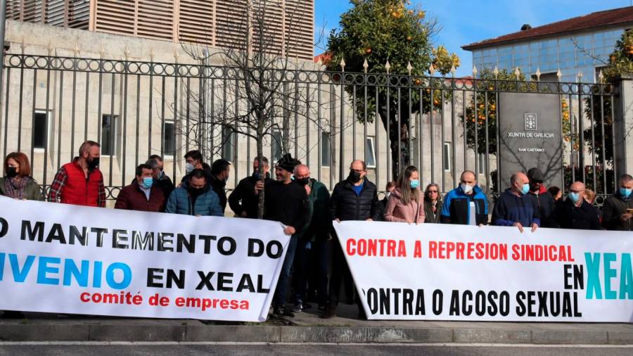 Traballadores e traballadoras de Xeal concentrados diante do edificio administrativo da Xunta, en Santiago. Foto: CIG