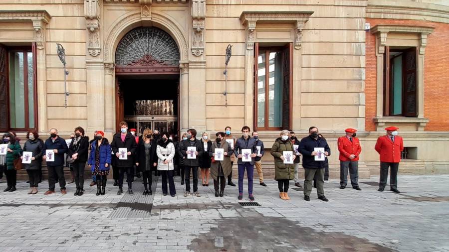 Participantes en la concentración de repulsa a las puertas del Parlamento de Navarra. Foto: E.P.
