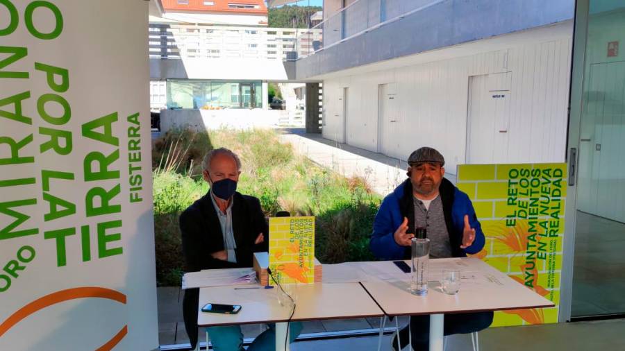 Guillermo Polanco, a la izquierda, vicepresidente del foro, y Pepe Formoso, director del Bela Fisterra. Foto: B. F.