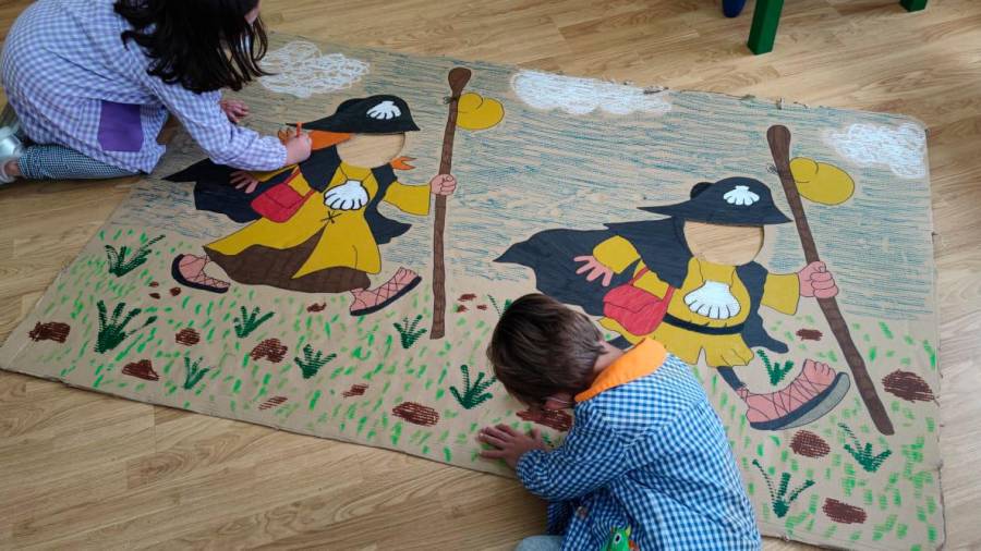 EXPOSICIÓN. Dous cativos elaboran un mural que, xunto co resto do material, formará parte dunha mostra.